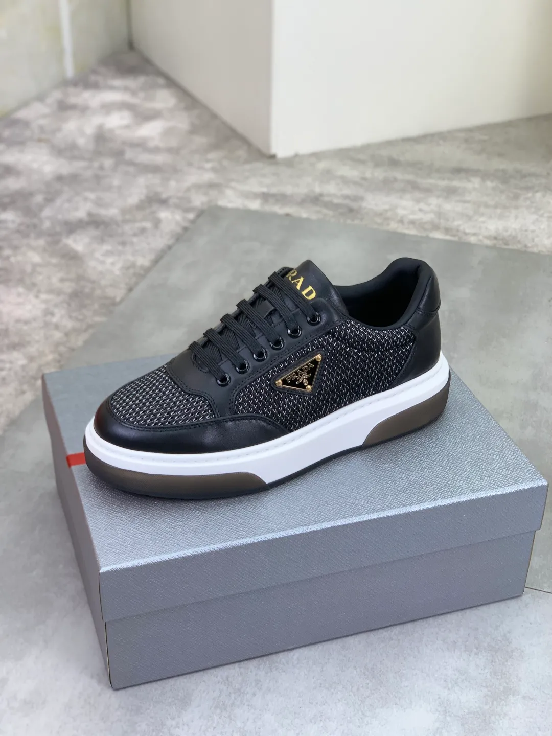 Men's Men's Shoes 💰P560 💰【New Style】 The latest model of high-quality PRADA classic men's shoes has been launched on the official website at a 1:1 replica, synchronized in Hong Kong and on the same catwalk; all made of calfskin➕imported cowhide lining, 🍡🍡original rubber outsole, non-slip and wear-resistant; comfortable on the feet, attractive style, fine workmanship, and simple and neat shoe lasts, highlighting a man's courage and toughness, 👍size 38 to 44 (45 can be customized) black White color🉑️choose
